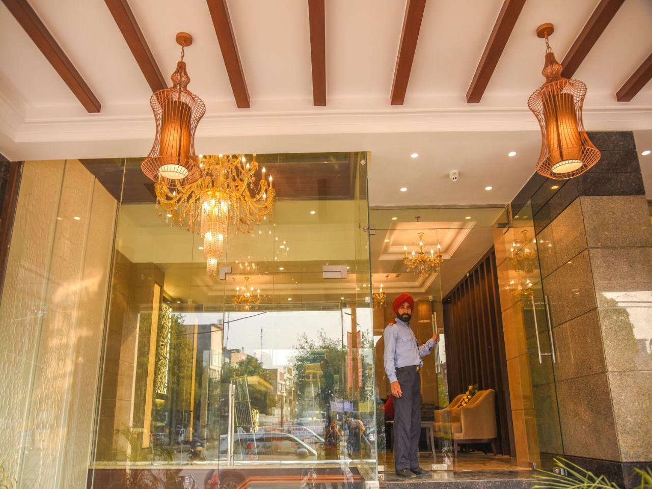 Bharawan Clarks Inn Express Amritsar Esterno foto